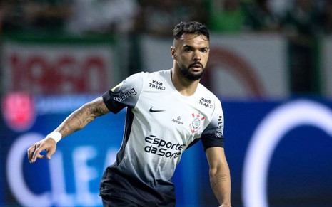 Raniele usa uniforme tradicional do Corinthians, em preto e branco, em jogo do time em 2025