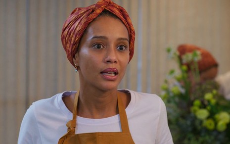 Taís Araujo com expressão séria em cena como Raquel na novela Vale Tudo