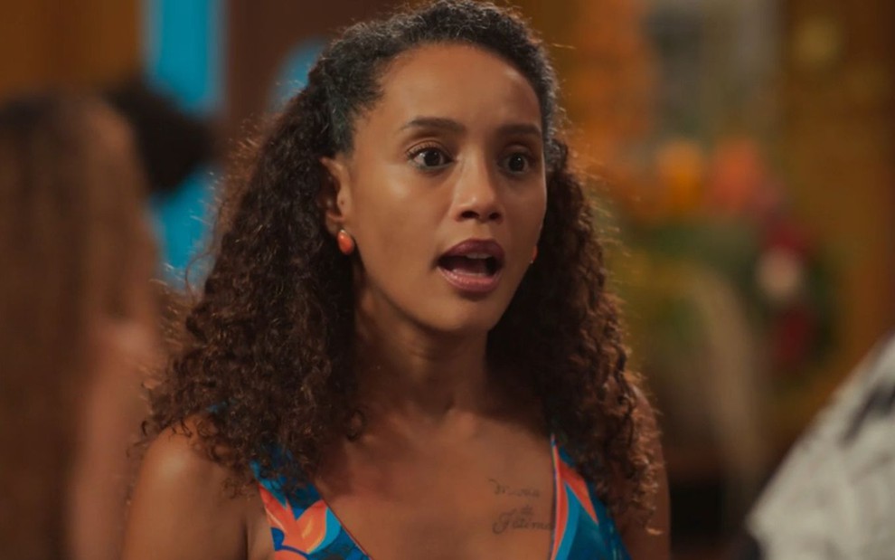Taís Araujo com expressão séria em cena como Raquel na novela Vale Tudo