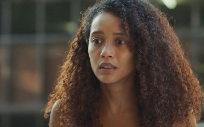 Taís Araujo está em cena como Raquel em Vale Tudo, remake da TV Globo