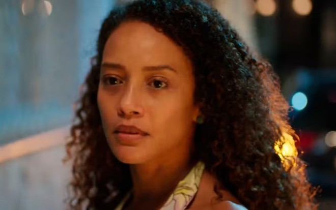 A atriz Taís Araujo com expressão séria em cena de Vale Tudo
