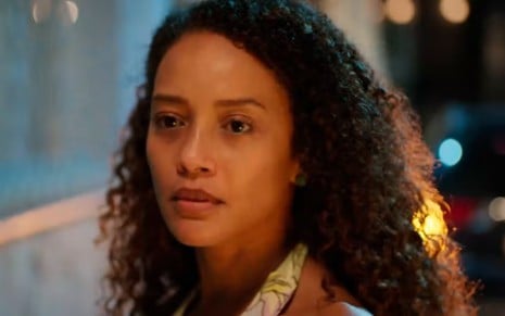 A atriz Taís Araujo com expressão séria em cena de Vale Tudo
