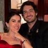 Rebeca Abravanel e Alexandre Pato em trajes de gala e sorridentes; Rebeca usa vestido vermelho e Pato usa terno preto