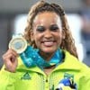 Rebeca Andrade veste o uniforme esportivo do Brasil e segura medalha