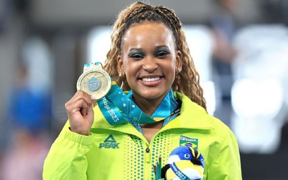 Rebeca Andrade veste o uniforme esportivo do Brasil e segura medalha