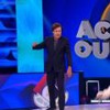 O apresentador Tom Cavalcante vê o humorista Cremosinho ser eliminado no Acerte ou Caia