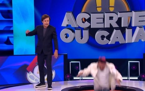O apresentador Tom Cavalcante vê o humorista Cremosinho ser eliminado no Acerte ou Caia