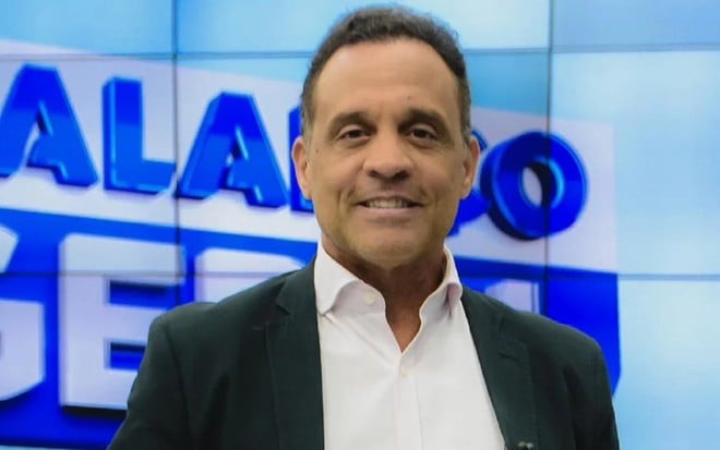 José Eduardo Alvez, o Bocão, posa para foto em frente a telão do Balanço Geral Bahia
