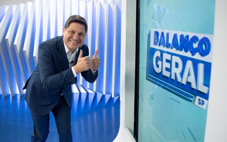 O apresentador Eleandro Passaia à frente do Balanço Geral