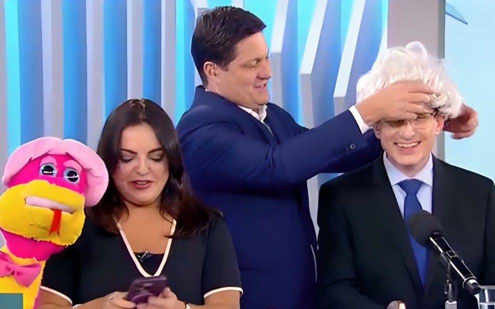 A cobra Judite com os apresentadores Fabíola Reipert, Eleandro Passaia e e Roberto Guastelli no Balanço Geral