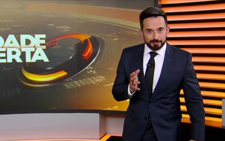 O apresentador Dionísio Freitas à frente do Cidade Alerta