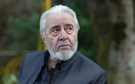 Homem idoso, com cabelos e barbas brancas, tem expressão preocupada