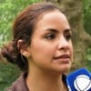 Laysa Peixoto fala com microfone com canopla da Record em um parque