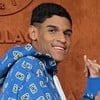 Com roupas casuais, Luva de Pedreiro aperta a mão de Allan Jesus, que usa terno sem gravata