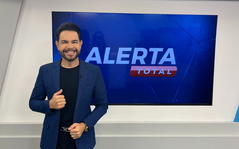 O apresentador Edinho Fernandes à frente do Alerta Geral