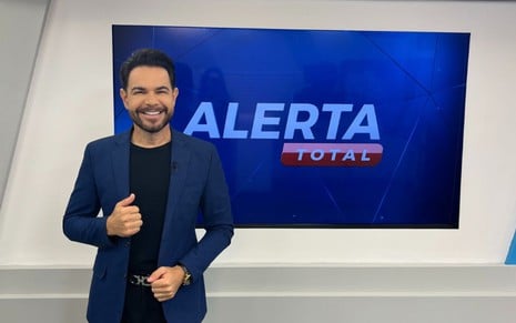 O apresentador Edinho Fernandes à frente do Alerta Geral