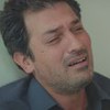 Arif (Feyyaz Duman) passando mal, com expressão de dor no rosto, em cena de Força de Mulher