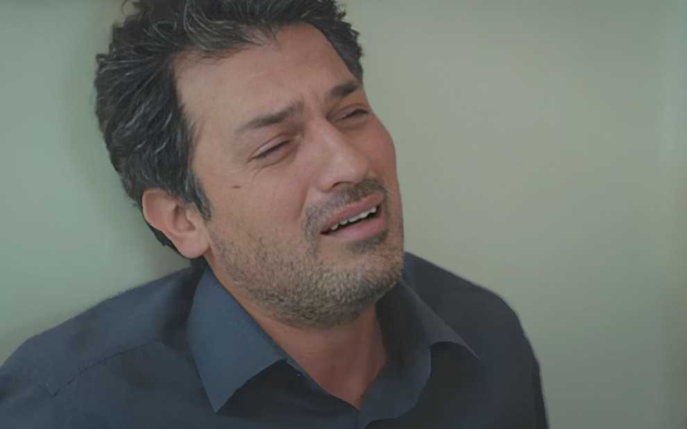 Arif (Feyyaz Duman) passando mal, com expressão de dor no rosto, em cena de Força de Mulher