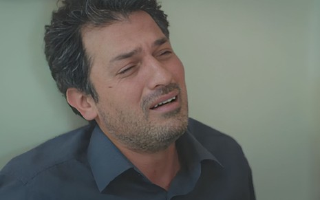 Arif (Feyyaz Duman) passando mal, com expressão de dor no rosto, em cena de Força de Mulher