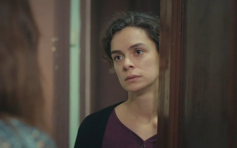 Özge Özpirinçci tem expressão triste em cena da novela turca Força de Mulher