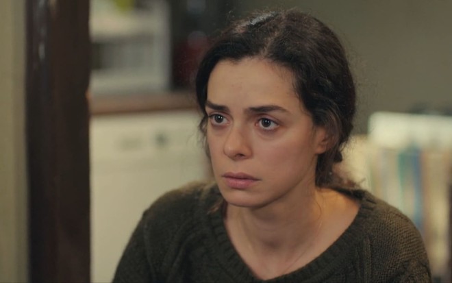 Bahar (Özge Özpirinçci) em cena da novela Força de Mulher
