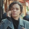 Bahar fala ao telefone e tem expressão de choque em cena de Força de Mulher