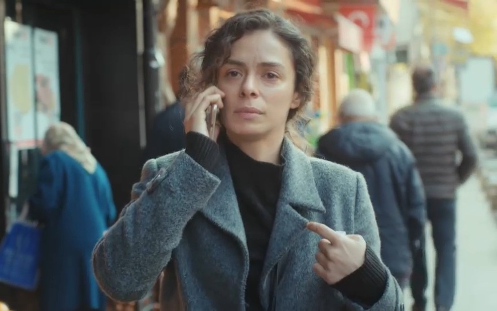 Bahar fala ao telefone e tem expressão de choque em cena de Força de Mulher