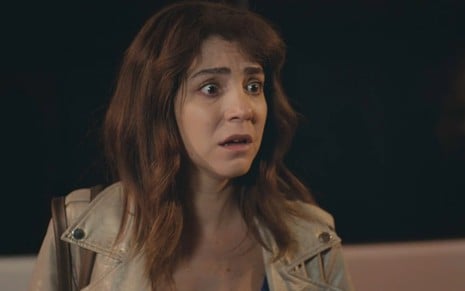 Gökçe Eyüboğlu tem expressão de choque em cena de Força de Mulher