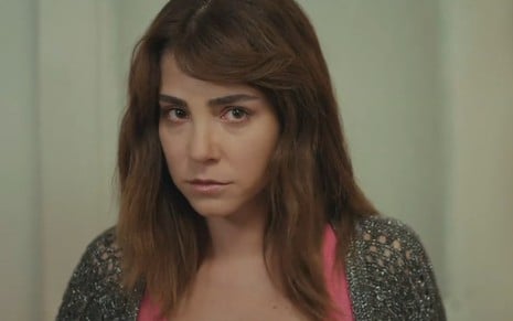 Gökçe Eyüboğlu tem expressão triste em cena de Força de Mulher