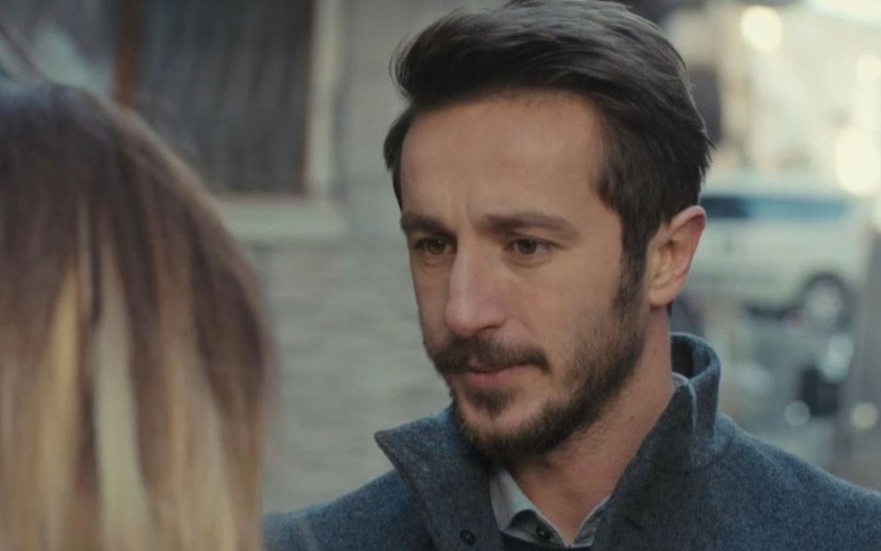Emre (Ahmet Rifat Şungar) em cena de Força de Mulher