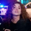 A atriz Serya Kaya como Sirin é segurada por dois policiais em cena de Força de Mulher