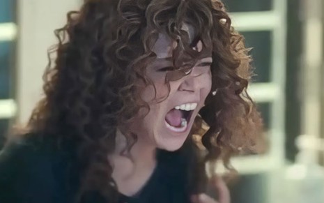 A atriz Seray Kaya como Sirin, gritando de desespero, em cena de Força de Mulher