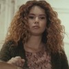 Seray Kaya caracterizada como Sirin; ela está séria em cena de Força de Mulher