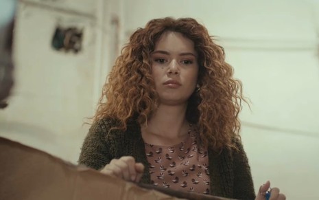 Seray Kaya caracterizada como Sirin; ela está séria em cena de Força de Mulher