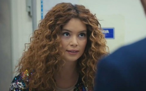 Seray Kaya tem expressão concentrada em cena de Força de Mulher