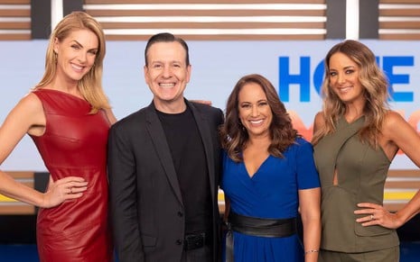 Ana Hickmann, Celso Zucatelli, Renata Alves e Ticiane Pinheiro posam sorridentes no cenário do Hoje em Dia