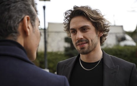 Dois homens de terno se encaram