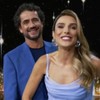 Felipe Andreoli e Rafa Brites sorriem para a câmera no cenário do Love & Dance