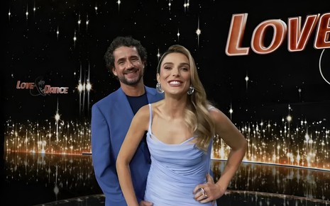 Felipe Andreoli e Rafa Brites sorriem para a câmera no cenário do Love & Dance