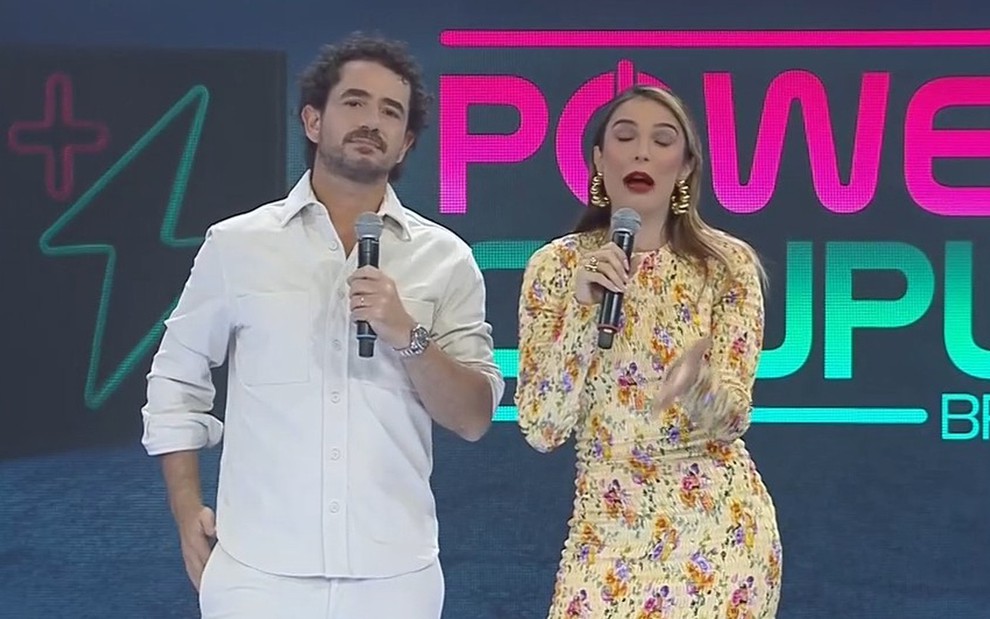 Felipe Andreoli e Rafa Brites conversam com o público no cenário do Power Couple Brasil 7