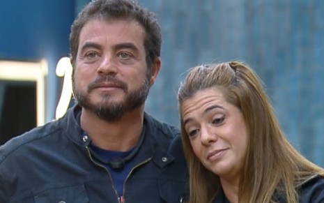 Dhomini e Adriana têm expressões tristes na sala do Power Couple Brasil 7