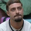 Duas pessoas lado a lado em fotos separadas: à esquerda, um homem jovem de barba e bigode; à direita, um homem mais velho de óculos e cabelo branco.