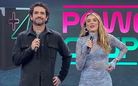 Felipe Andreoli tem expressão contrariada, enquanto Rafa Brites faz careta no cenário do Power Couple Brasil