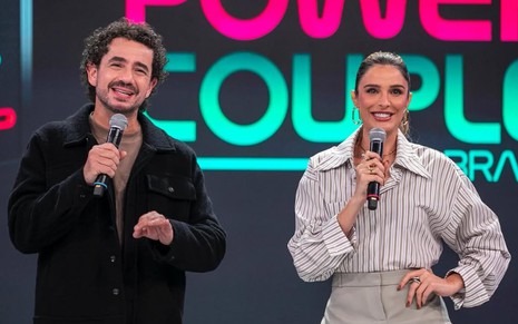 Felipe Andreoli e Rafa Brites estão sorridentes no cenário do Power Couple