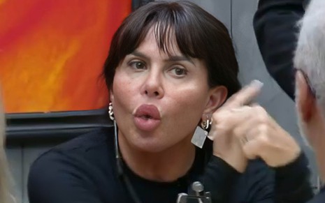 A cantora Gretchen durante uma discussão no Power Couple