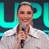 Felipe Andreoli e Rafa Brites estão sorridentes no cenário do Power Couple