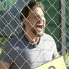 Rafael Pessina está dentro de uma gaiola com uma placa de "Perigo: Alta Tensão" na grade