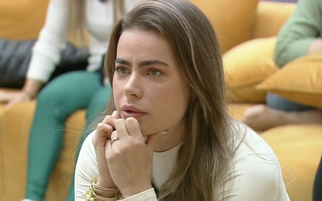 Rayanne Morais tem expressão de tensão na sala da casa do Power Couple