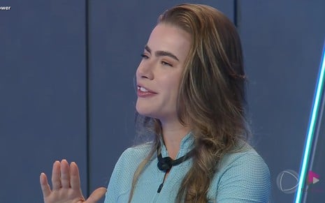 Rayanne Morais tem expressão sorridente na área de apostas do Power Couple