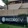 Imagem da entrada da Record em que se lê em uma placa: 'RecordTV'